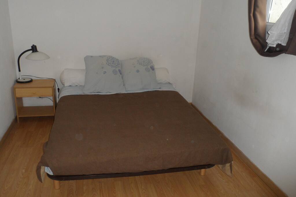 chambre avec 1 lit double et une armoire/penderie