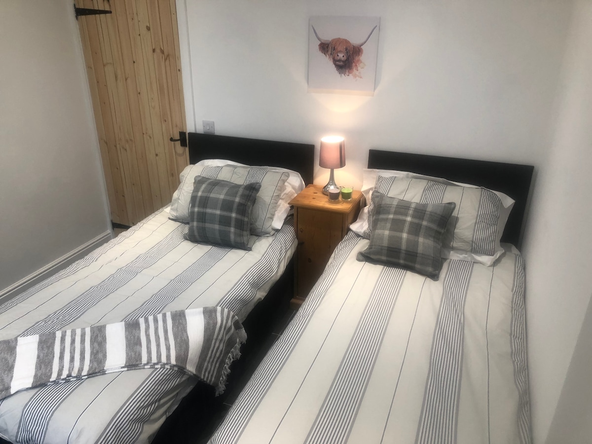 Twin or can be double bedroom en suite downstairs clover cottage 