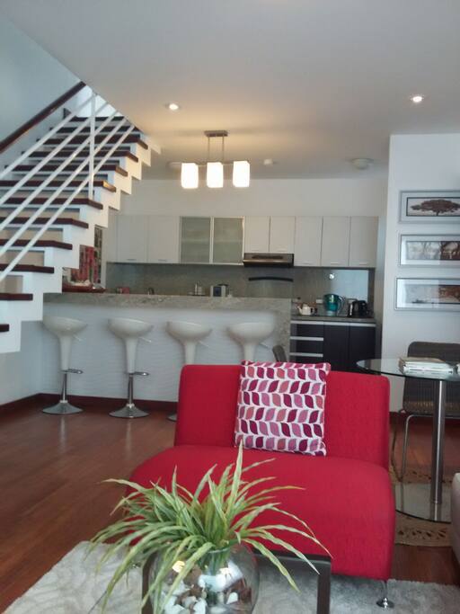 Entrance and fully-equipped kitchen / Entrada y cocina equipada