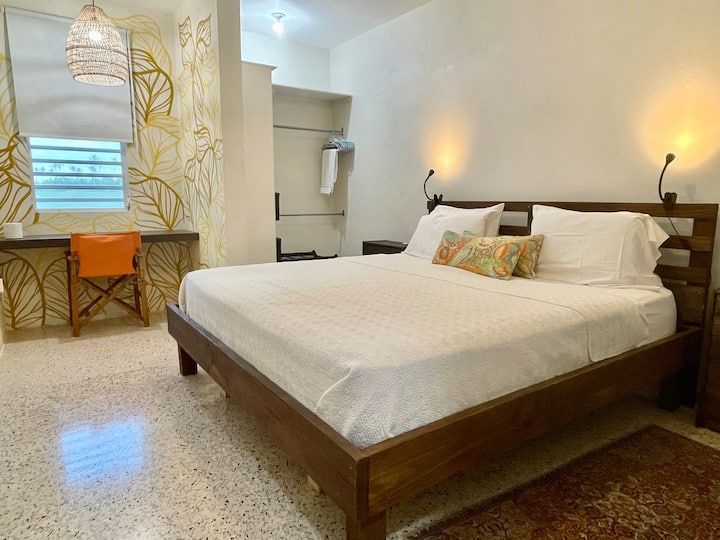 تحتوي غرفة النوم الأساسية على سرير مرتبة تافت وإبرة بمقاس كبير وخزانة واسعة ومكتب مخصص. يتم تبريد الغرفة والحمام المجاور بواسطة وحدة مكيف هواء صغيرة مخصصة.