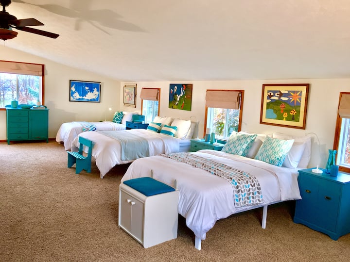 CHUMBA CHA KULALA CHA ROSHANI/BAFU: Kiko kwenye ghorofa ya 2 juu ya chumba cha kulia, na mlango wa faragha. Ina bafu la chumbani lenye bafu/beseni la kuogea.  Inalala 7 kwenye vitanda 3 vya kifalme na kitanda 1 pacha. Mandhari nzuri ya nyua za mbele na nyuma!