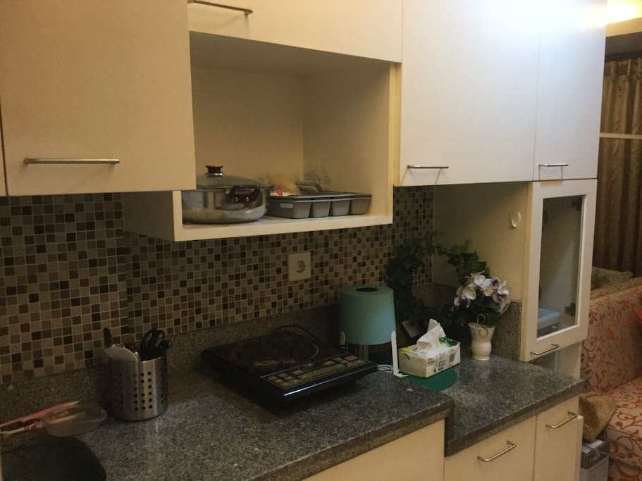 Nice and simple kitchen set, where you can use it anytime you want. You can have the foods and drinks as well. I'm okay to share