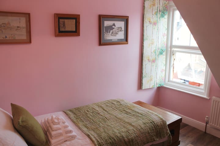 Airbnb Felixstowe Holiday Rentals Places To Stay England