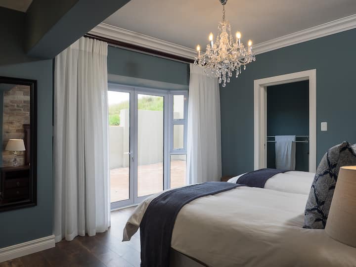 سريران مفردان / 1 بحجم كينج
حمام داخلي بدش