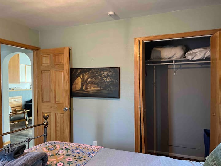 Северната спална соба има голем плакар и гардеробер за одржување на просторот чист и организиран.