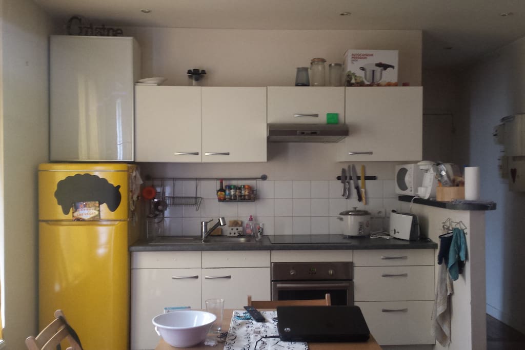 Dans la pièce à vivre : Une petite table qui se déplie pour 2 ou 4/6 personnes. La cuisine toute équipée.