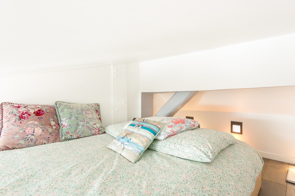 Mezzanine ima pravi krevet izrađen od kvalitetnog drva. 