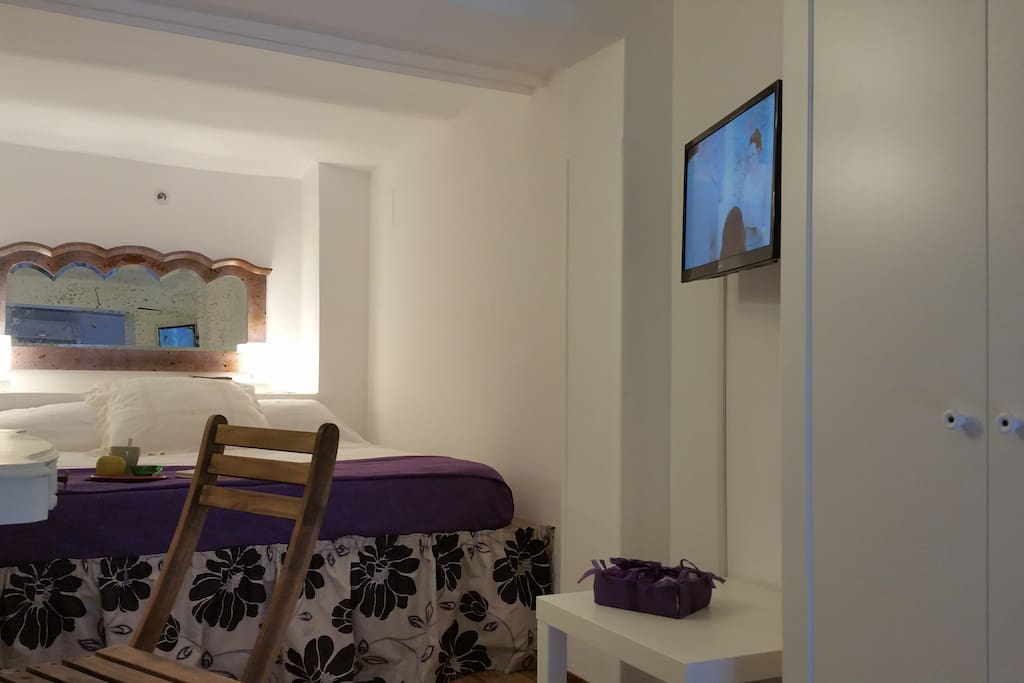 Televisore led, armadio e piccola panca per la vostra valigia