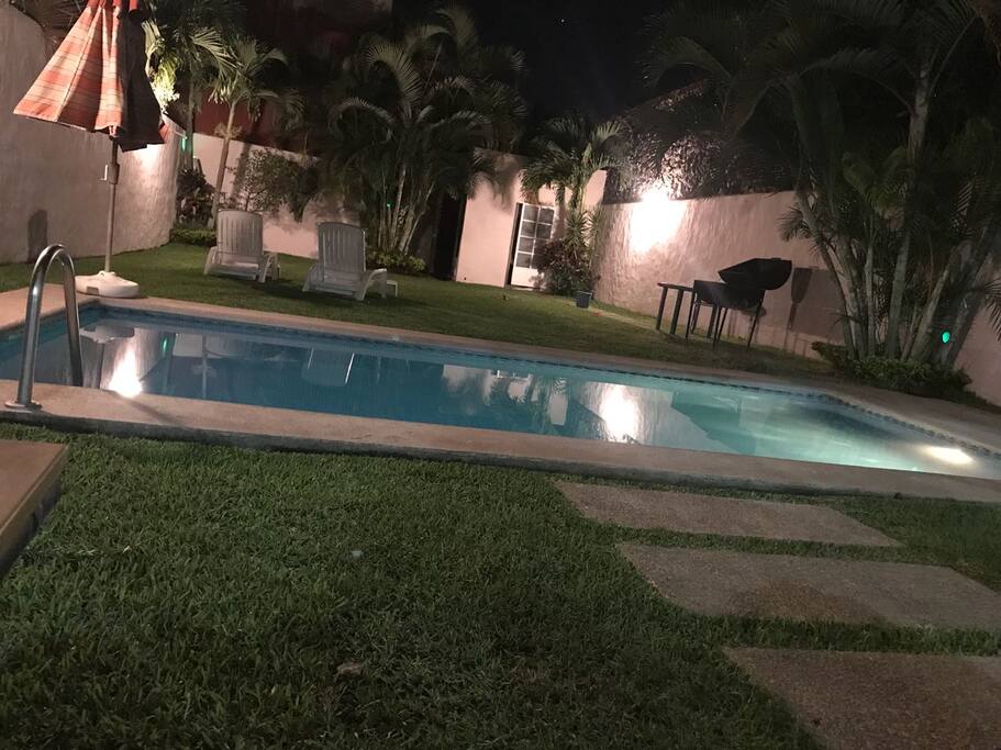 Alberca y Jardin