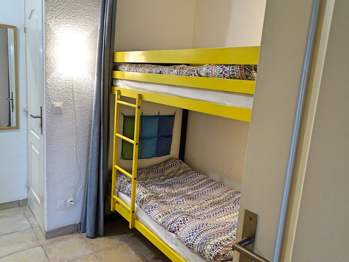 - предна стая с двуетажни легла
- спалня с двуетажни легла