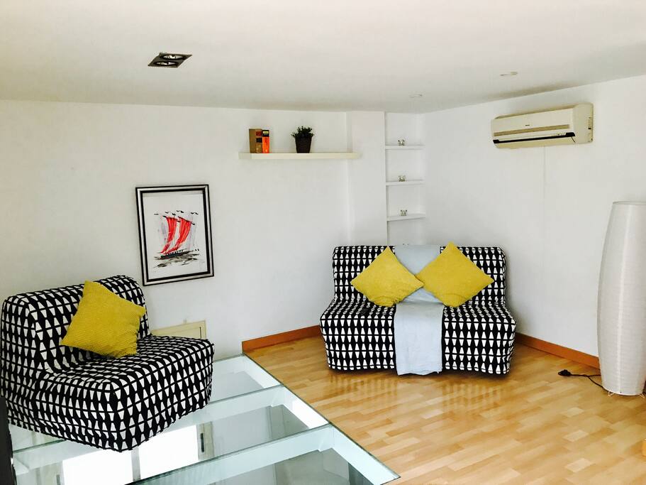 Second floor u will find a tv room , one confortable double sofá cama n one single sofá cama , cable tv , sound sistem for your entertainment. En El Segundo nivel te encontrarás con un sofá cama doble y un sofá cama individual , tv por cable , internet y sistema de sonido para tu entretenimiento.