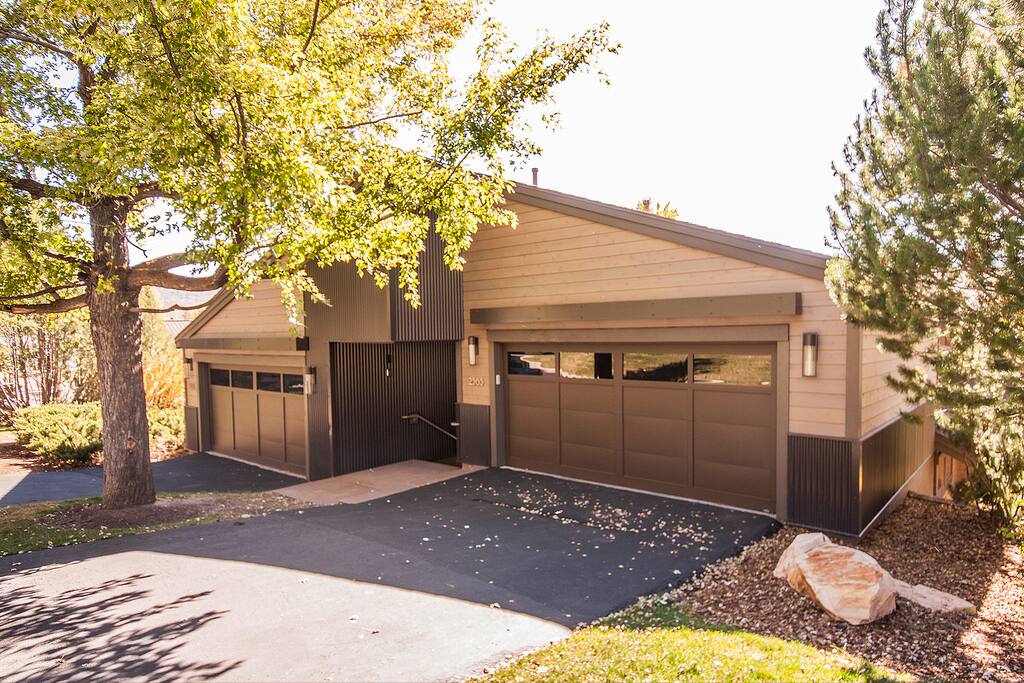 Golf course home in quiet neighborhood with amazing mountain resort views.