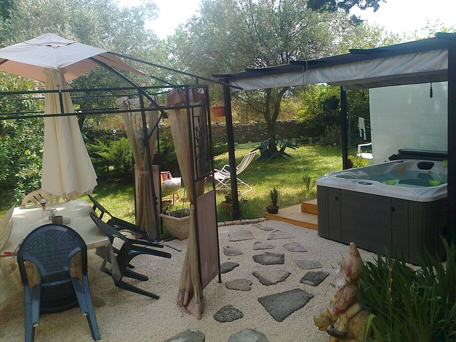 agréable plein sud , parasol pliant sous tonnelle