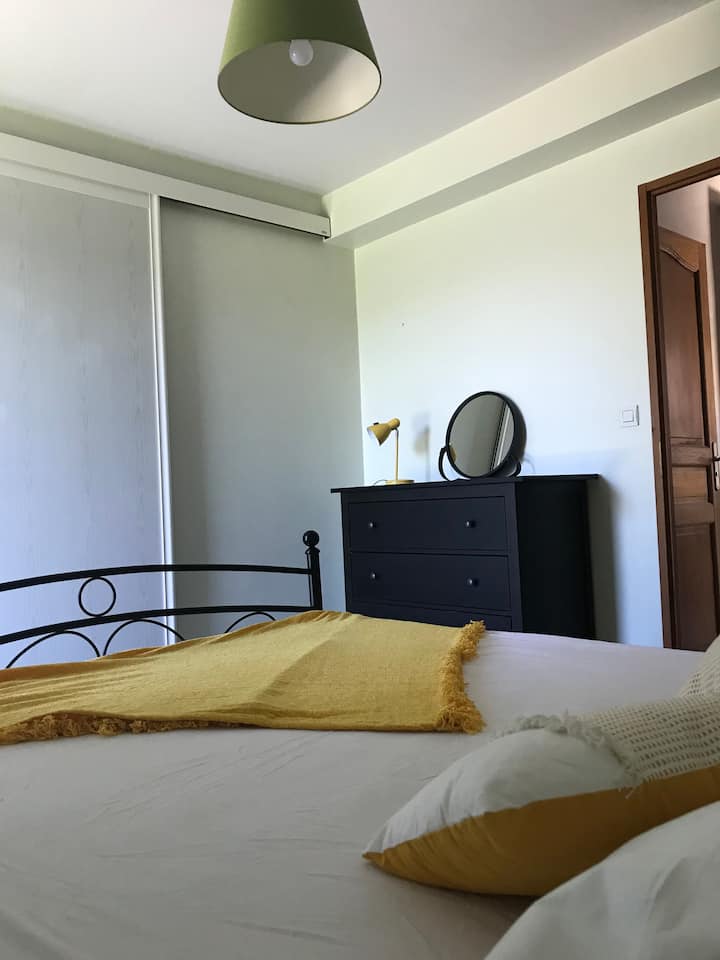 la habitación de la planta baja  con su cuarto de baño