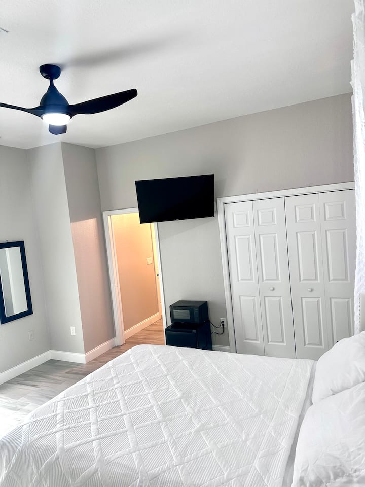 寝室にテレビ、ミニ冷蔵庫、電子レンジ 