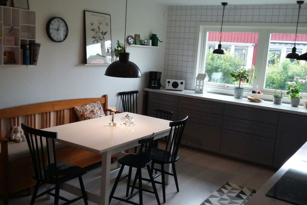 Kök med plats för många. iläggsskiva i bordet.