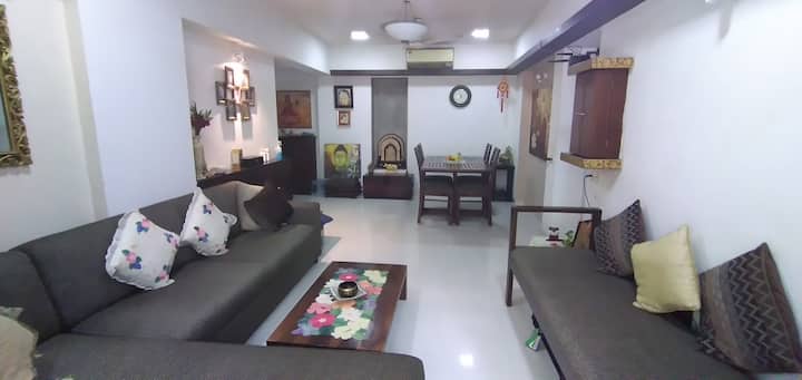 Modern bedroom. 5mins from Airport.