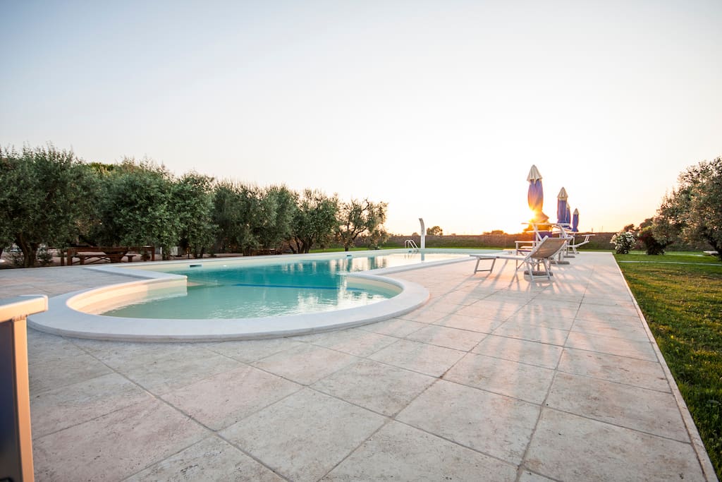 The large private pool of the House - L'ampia piscina privata della Casa