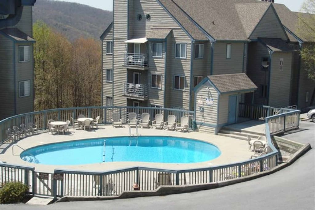 The Summit features a wonderful community pool and breathtaking mountain views!