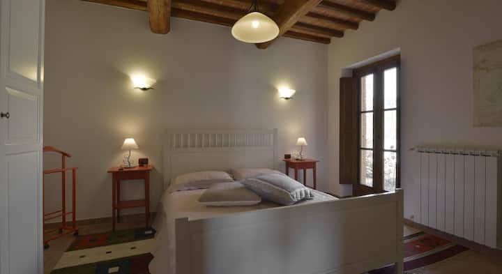 двойна спалня, разположена на първото ниво на къщата