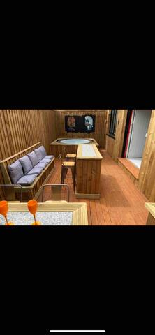 Hot Tub and Bar, Conv warehouse Slps 16 (35) Mcr gallery image 3