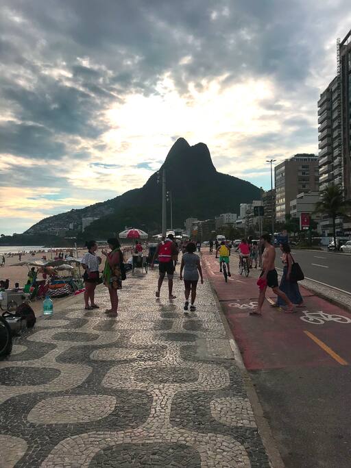 Como podemos perceber, o sol se põe atrás do morro Dois Irmãos. A visão do pôr do sol, à partir deste ponto da praia, é magnífica! Costeando a praia, uma bela e extensa ciclovia, se estendendo, de um lado, até São Conrado, de outro, passando por Ipanema, Arpoador, Copacabana e finalizando no Leme. Calçada da praia com o famoso design carioquíssimo ornamentado com pedras portuguesas.