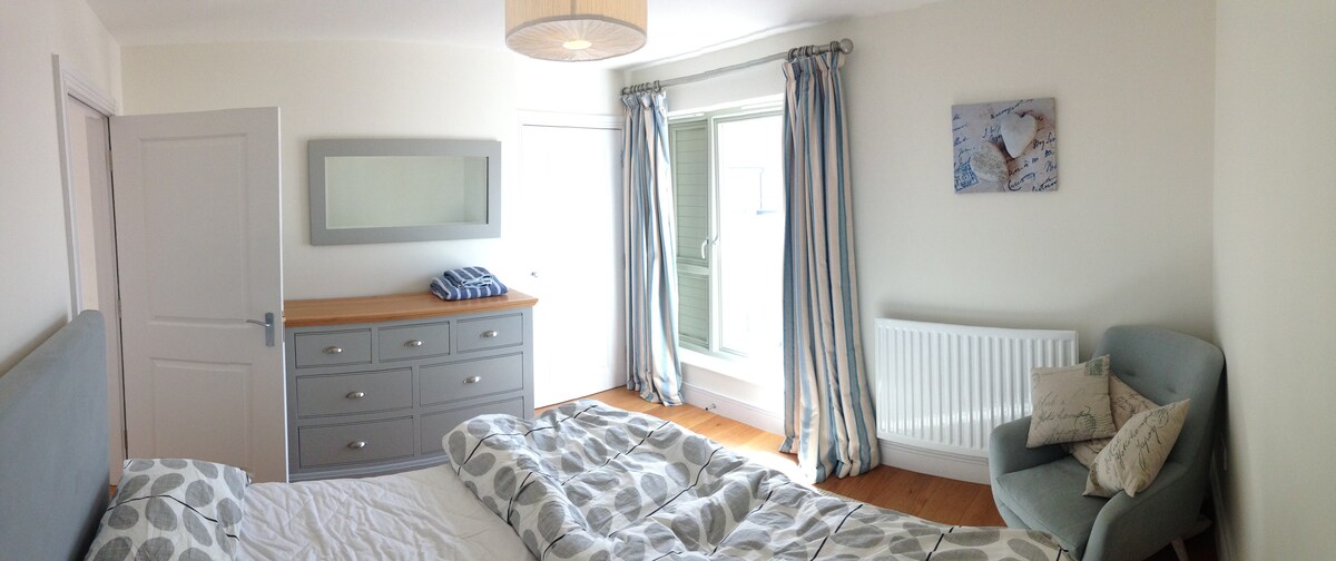 超级加大双人床，可欣赏切西尔海滩和大海的美景。