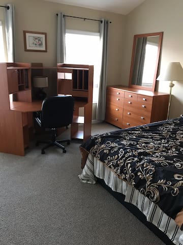 Cozy Private Bedroom & Bathroom Suite near Easton