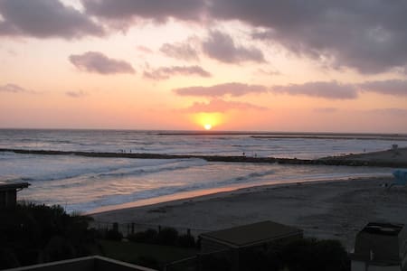 Seaside Retreat with Ocean View-Steps to the Beach