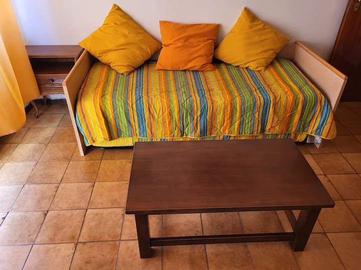 客厅有2张床和阳台，可欣赏海景