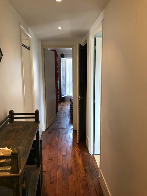 Couloir d'entrée (chambre n°1 au fond, cuisine à droite, pièce à vivre à gauche)