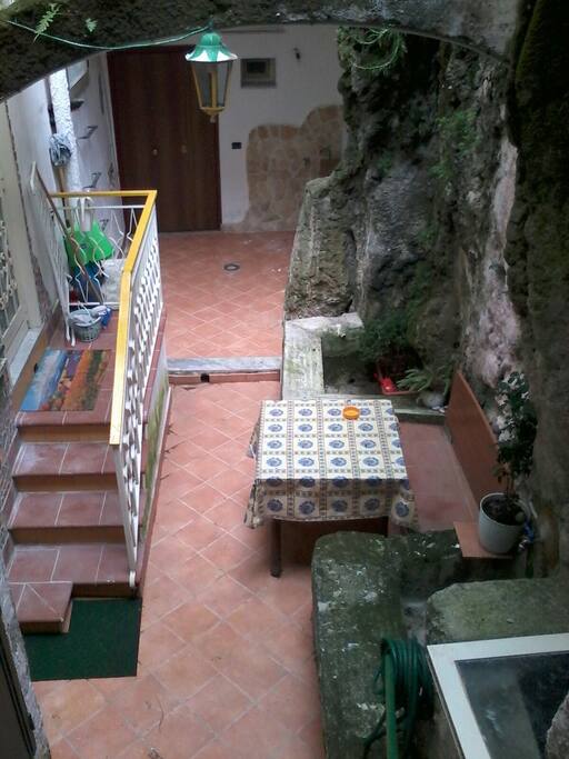CORTE ANTISTANTE L INGRESSO ATTREZZATA CON TAVOLO E FONTANINA