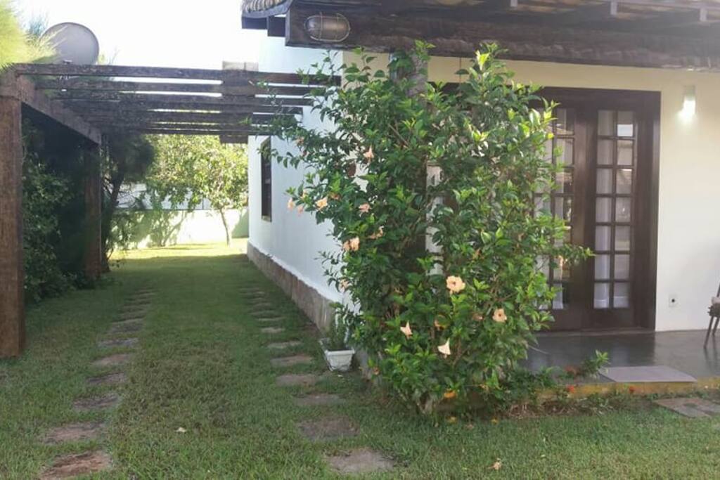 Garagem na lateral da casa