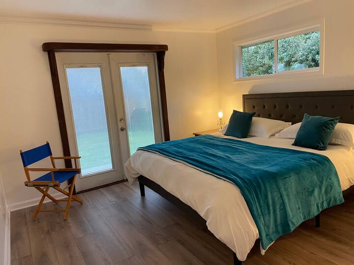 Chumba bora cha kulala chenye kitanda cha ukubwa wa kifalme, na mfariji wa goose