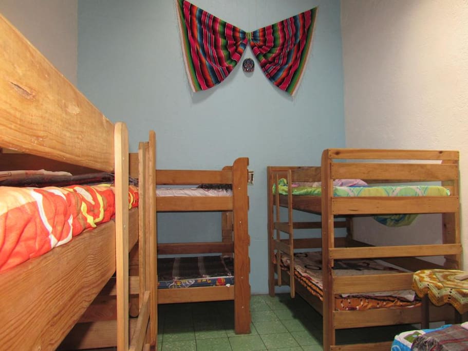 La decoración y las literas de un dormitorio.