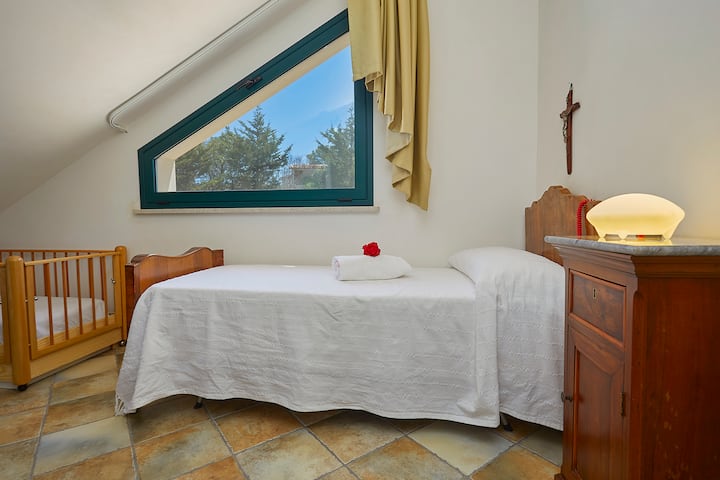 חדר שינה יחיד ומיטת תינוק