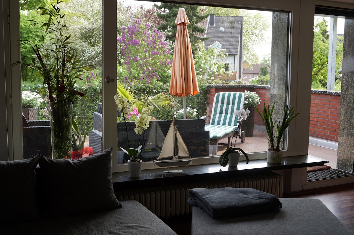 Pamje nga dhoma e ndenjjes në tarracë