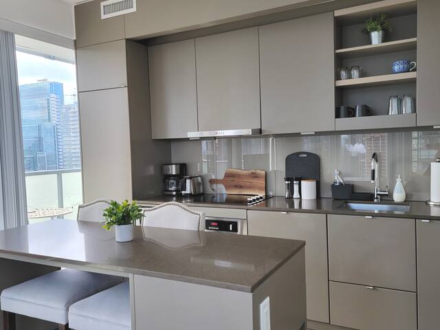 Stylish 2BDR Downtown Toronto Condo w/Balcony+VIEW gallery image 5