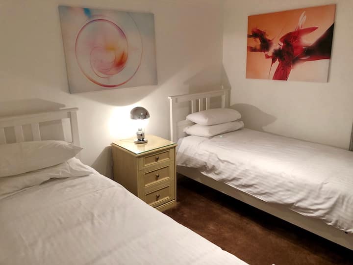 lits jumeaux de grande taille (3') bien équipés dans le lit 3