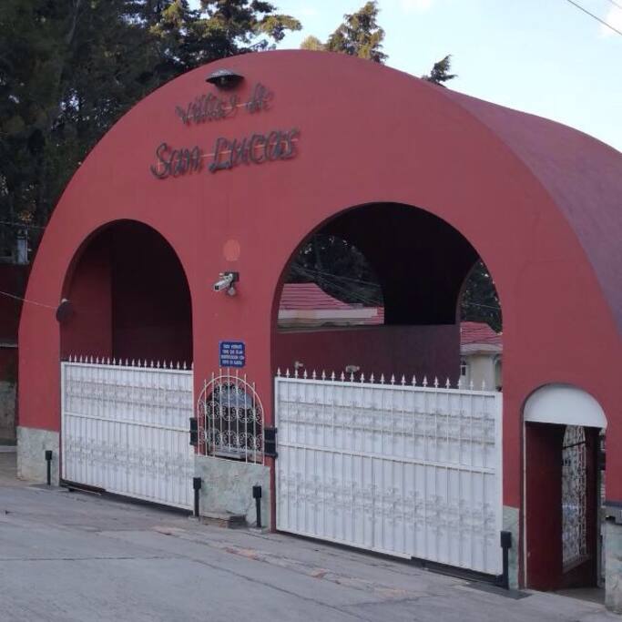 Entrada al condominio