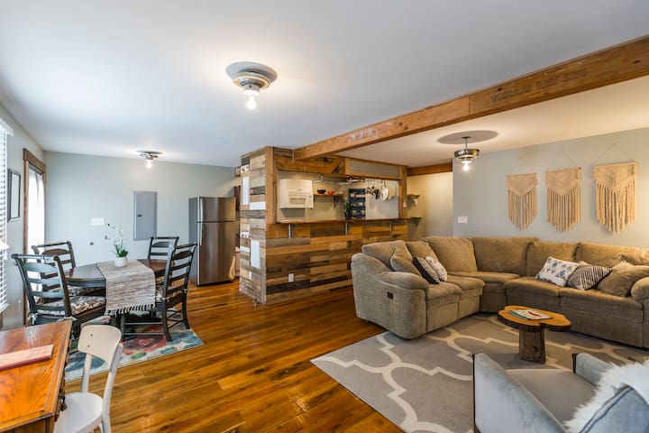 Downtown Apartment off Short Street