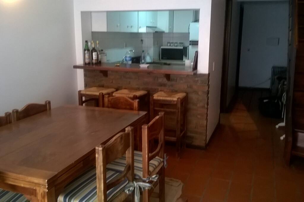 Comedor conectado a la cocina por barra