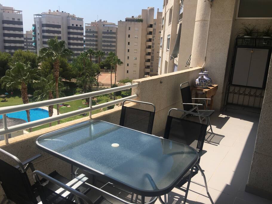 Balcon vue sur piscine et jardin