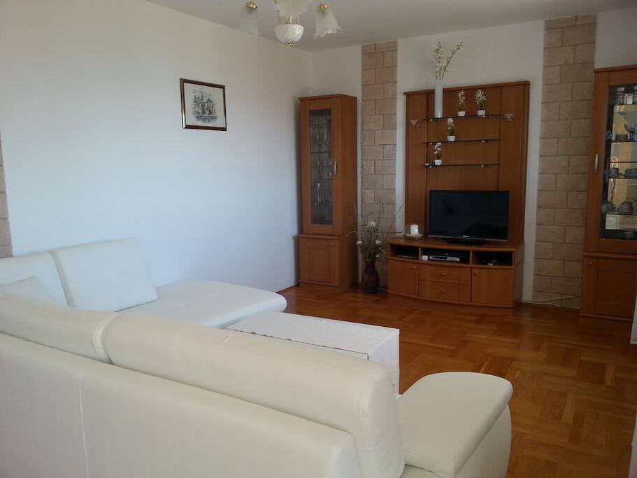 living room with SAT-Tv