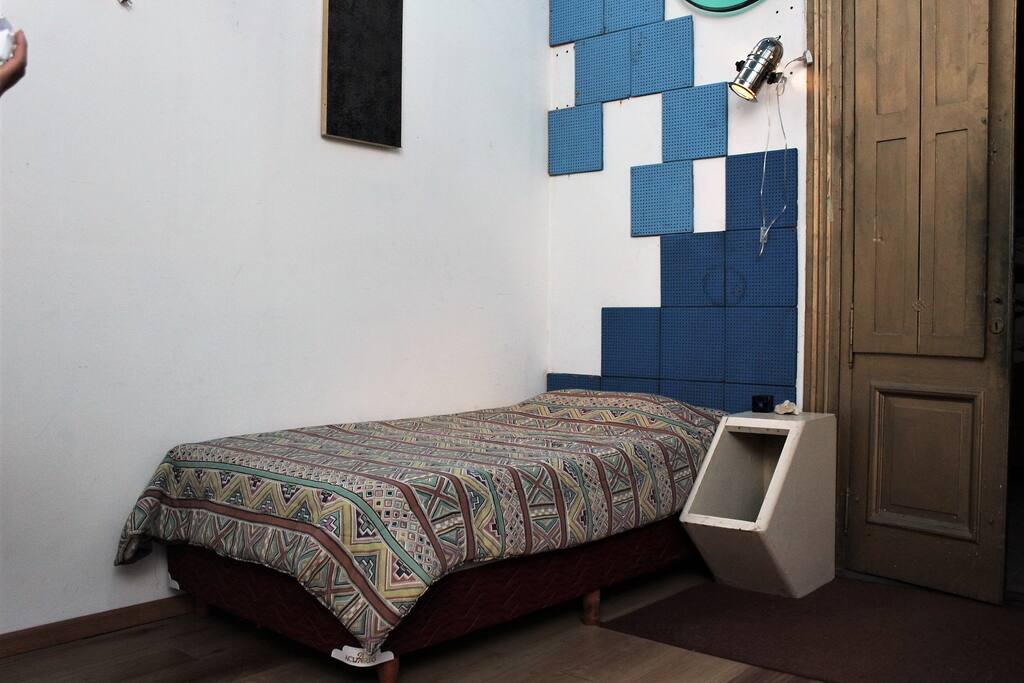 Cama individual en habitación compartida en singular residencia con: dos pisos, cocina con utensilios, sala luminosa, zona de gym, lavarropas, dos baños, living y balcón.
Ubicada cerca de zona popular y transportes hacia toda la ciudad.