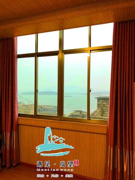 大玻璃窗可看北港海景石厝