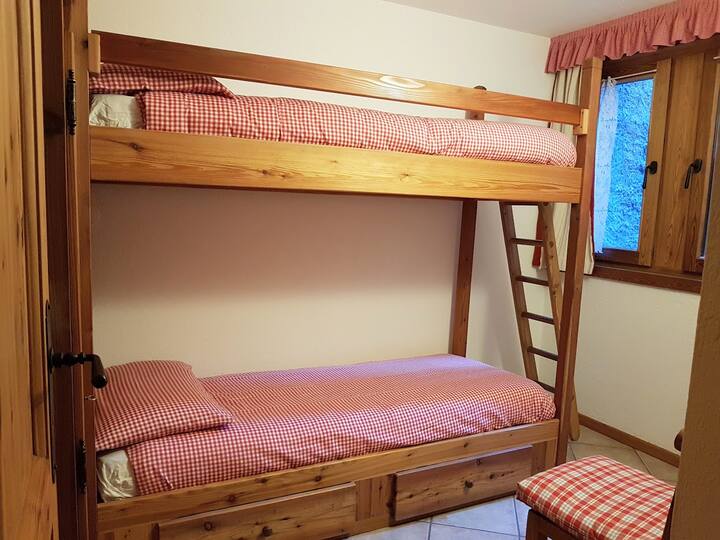 Спалня с двуетажно легло, голяма страст към децата