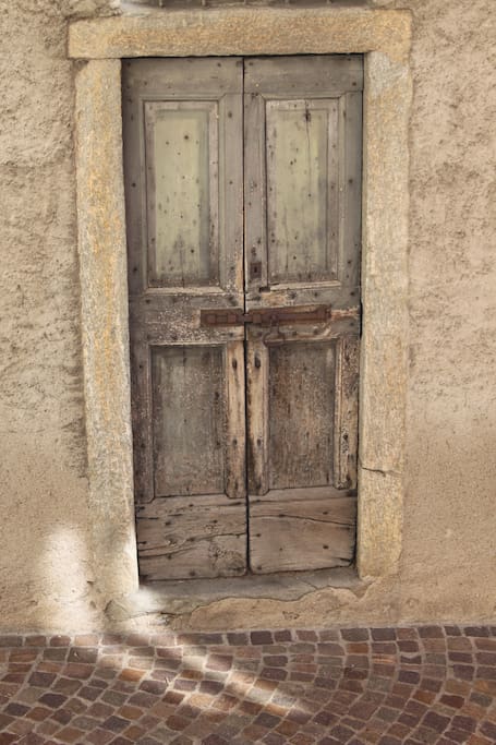 La viellie porte d'entrée de la maison.