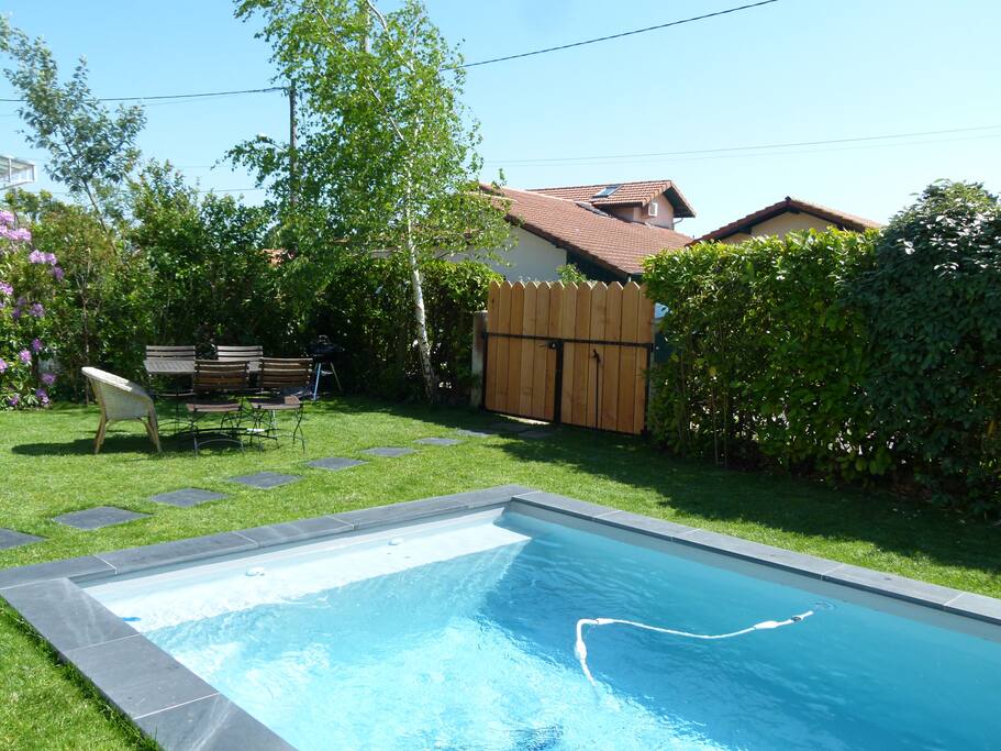 La piscine 3,5 par 4 m marches et banquette