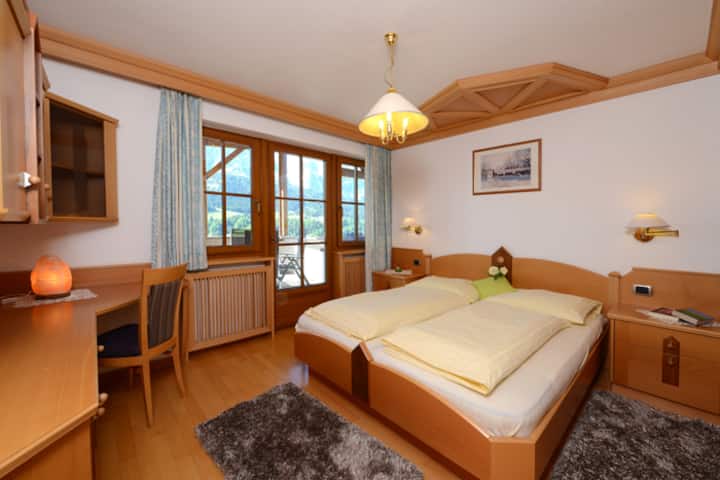 საძინებელი ორადგილიანი საწოლით